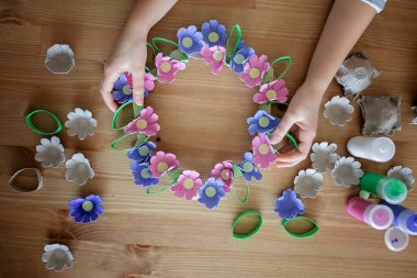 Çocuklarla DIY projesi, bir yumurta kutusu Paskalya çiçeğine dönüştürülüyor. Yaratıcılık ve sürdürülebilirlik sıfır israf yaşam tarzıyla geliyor. Azalt, yeniden kullan ve geri dönüştür
