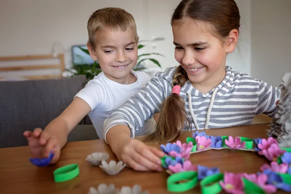 Çocuklarla Diy Projesi Bir Yumurta Kutusu Paskalya Çiçeğine Dönüştürülüyor Yaratıcılık — Stok fotoğraf