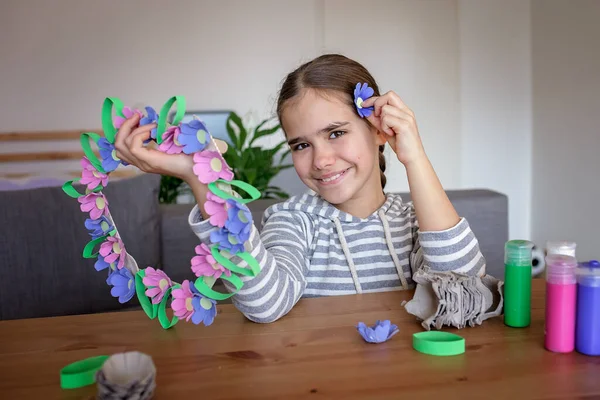 子供たちとDiyプロジェクト 卵カートンはイースターの花の花輪に変換されます 創造性と持続可能性は ゼロ廃棄物ライフスタイルに付属しています 再利用 リサイクル — ストック写真