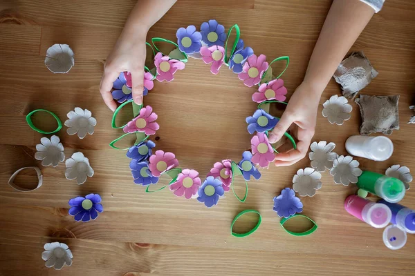 Diy Projekt Gyerekekkel Egy Tojásos Doboz Átalakul Húsvéti Virágkoszorúvá Kreativitás Stock Kép