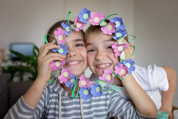 Превращение Обычной Коробки Яйцами Красивый Пасхальный Цветочный Венок Дети Демонстрируют Стоковое Изображение