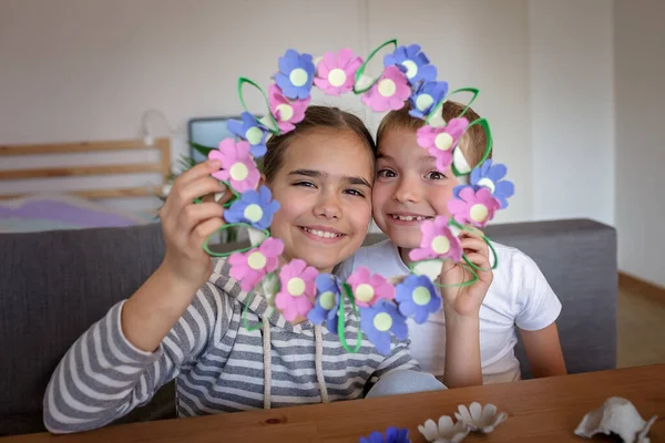 Átalakítani Egy Közönséges Tojásos Dobozt Egy Gyönyörű Húsvéti Virágkoszorúvá Gyerekek Stock Kép