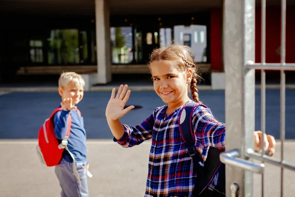 배낭과 행복한 초등학교 근처에 자신의 흔들어 공부와 재결합 라이프 스타일 — 스톡 사진
