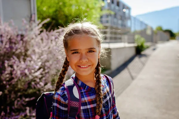 Портрет Счастливой Девушки Рюкзаком Младшие Школьники Идущие Школу Первый День — стоковое фото