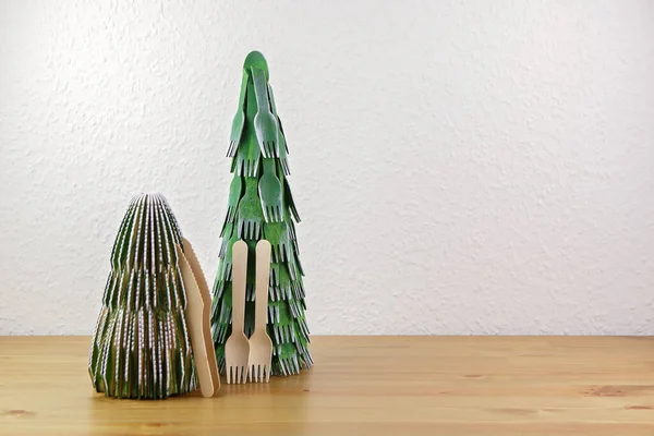 Egy Kreatív Diy Karácsonyfa Készült Eldobható Villák Kanalakkal Fogalom Újrahasznosítható Stock Kép