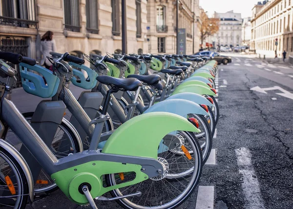 Villamos Kerékpárok Bérlése Párizs Egyik Utcájában Közös Pont Városi Közlekedés Stock Fotó