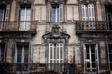 Çekici bir Avrupa şehrinin güzelliğini yansıtan resim gibi bir fotoğraf. Antik evler, tarihi işaretler, ve cennet atmosferi seyahat ve maceraya ilham verir..