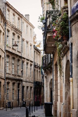 Çekici bir Avrupa şehrinin güzelliğini yansıtan resim gibi bir fotoğraf. Çamurlu sokaklar, tarihi işaretler ve cennet gibi atmosfer seyahat ve maceraya ilham verir..