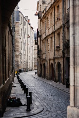 Çekici bir Avrupa şehrinin güzelliğini yansıtan resim gibi bir fotoğraf. Çamurlu sokaklar, tarihi işaretler ve cennet gibi atmosfer seyahat ve maceraya ilham verir..
