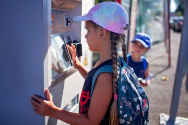 Oğlan ve kız bağımsız olarak toplu taşıma bileti kullanıyorlar. Sorumluluk öğrenme, kentsel hareketlilik ve şehirdeki günlük yaşam.