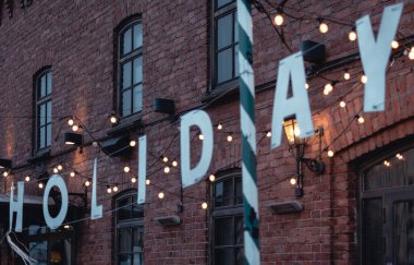 Tuğla duvar ve sokak lambalarının arkasında tatil