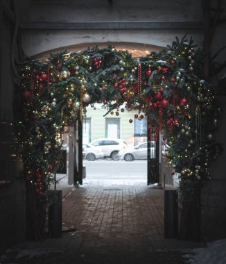 Noel kemeri dallardan, kırmızı ve altından toplar, boncuklar ve Noel ışıkları, sokaklardaki Noel süslemeleri