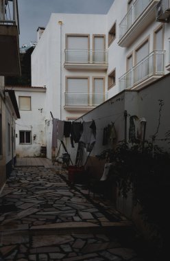 Yıkanmış giysiler eski kasabanın sokaklarında bir iple kurutulur.