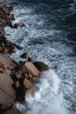 Atlantik Okyanusu 'nun dalgaları kayalık kıyılarda kopuyor.