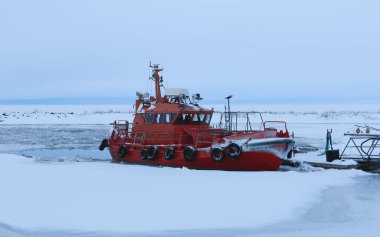 Deniz buzunda mahsur kalan kırmızı gemi, Hailuoto, Finlandiya