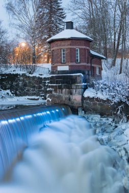 Suda mavi ışık bulunan küçük bir şelale manzarası, Helsinki, Finlandiya