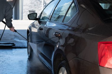 Araba yıkama makinesine hortum sıkılmış.