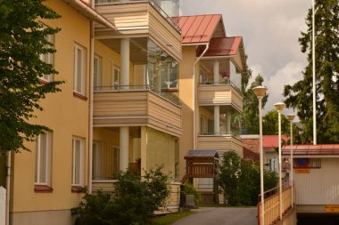 Finlandiya 'da balkonu olan sıra sıra evler