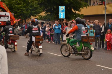 Erkekler Finlandiya 'da çiftçi festivalinde eski motosikletlere binerler.
