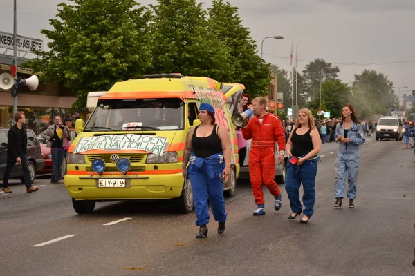 Finlandiya 'da bir çiftçi festivalinde bir grup genç insan