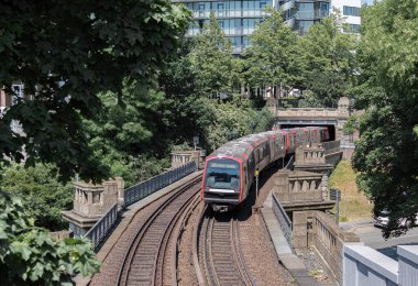Tren (Hamburg Hızlı Geçiş Sistemi) köprüyü geçer ve tünele girer