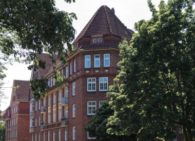 Hamburg 'da yeşil ağaçları olan eski bir bina.