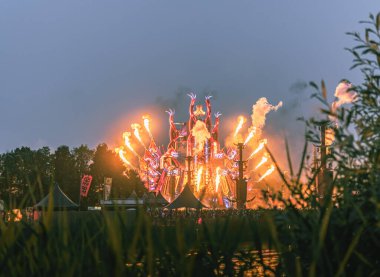 Biddinghuizen, Hollanda - 06 25 2023: Defqon.1 müzik festivalinin üçüncü günü Kırmızı Sahne