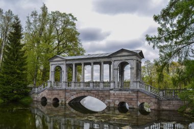 Vyborg, Rusya 'daki Monrepos Parkı' ndaki güzel tuğla köprü.