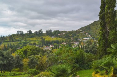 Dağlardaki şehrin panoramik manzarası