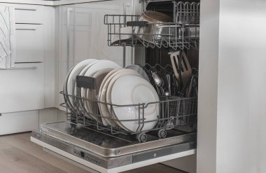 Mutfakta temiz bulaşıklar ve temiz bulaşık makinesi.