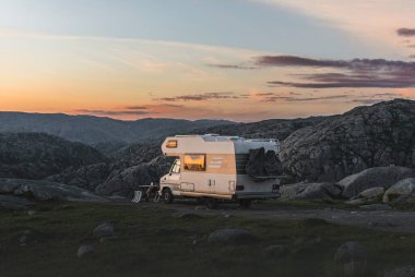 Karavan gün batımında dağda, gün batımında, Norveç