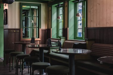 Eski bir barın içi çok güzel.