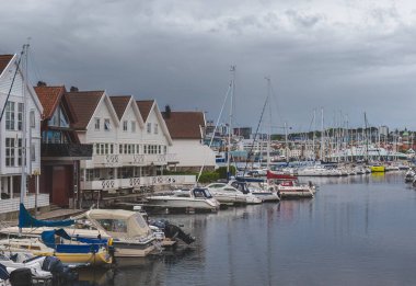 Stavanger 'da yelkenli yatları olan körfez.