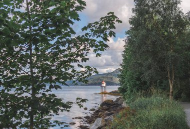 Norveç 'te bir fiyordun kıyısındaki deniz feneri.