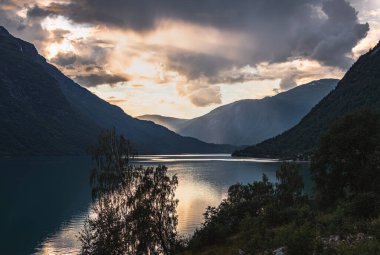 Norveç, İskandinavya 'da fiyort üzerinde dramatik gün batımı