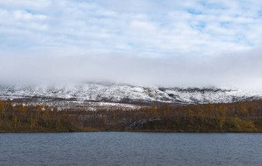 Finlandiya 'da göl ve dağlarla dolu güzel bir sonbahar manzarası