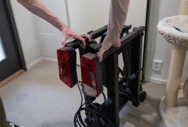 Adam evdeki arabanın arka koltuğunu tamir ediyor.