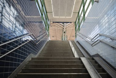 Alt geçitten tren istasyonuna kadar yaya merdivenleri, şehir hayatı.
