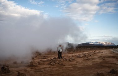 Myvatn Jeotermal Bölgesi, İzlanda 'da genç bir kadın yürüyor