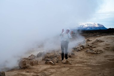 Myvatn Jeotermal Bölgesi, İzlanda 'da genç bir kadın yürüyor