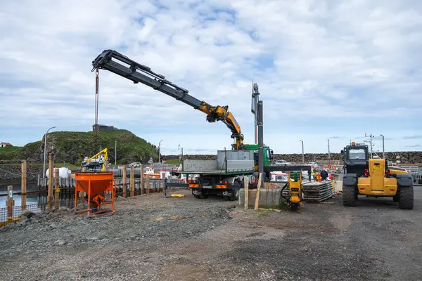 İzlanda 'da inşaat vinci olan bir inşaat sahası