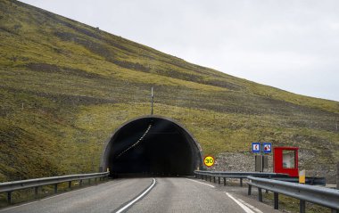 İzlanda, Avrupa 'daki tünel. Tünel yolun güney tarafında..