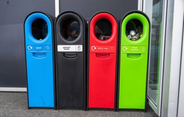 Atıkların geri dönüşümü için çöp bidonları