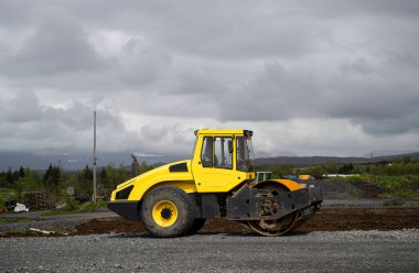 Buldozer Reykjavik, İzlanda 'da bir yol inşaatında çalışıyor.