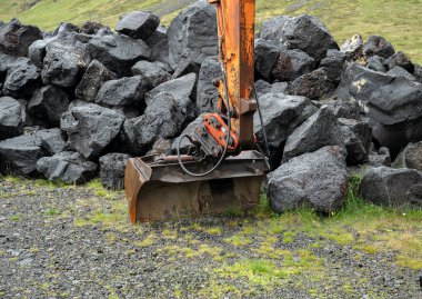 İnşaat alanında kazıcı kovası, fotoğrafa yakın çekim.