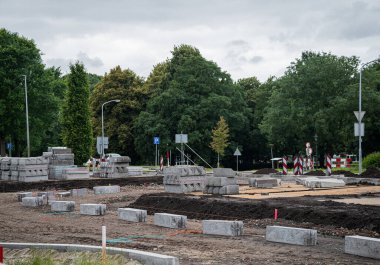 Beton bloklu yol inşaatı. Beton bloklar.