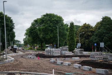 Beton bloklu yol inşaatı. Beton bloklar.