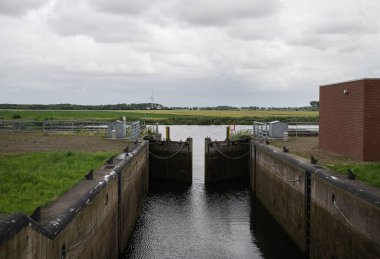 Hollanda 'daki Kuzey Denizi kanalında kilitli.