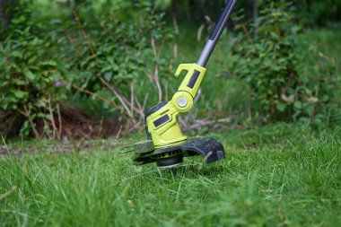 Profesyonel bir çim biçme makinesiyle çim biçme işlemi