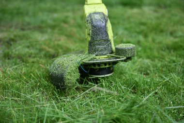 Profesyonel bir çim biçme makinesiyle çim biçme işlemi